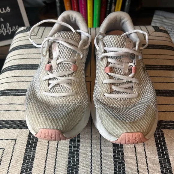 Women’s Under Armour tennis shoes - Picture 3 of 9